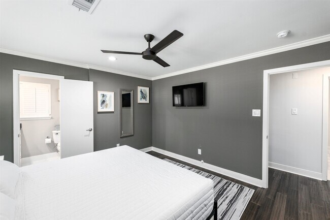 Building Photo - 9330 Meadowbriar Ln