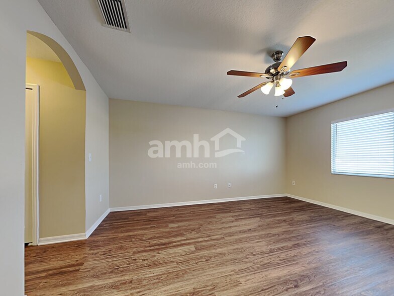 Building Photo - 10910 Lakeside Vista Dr