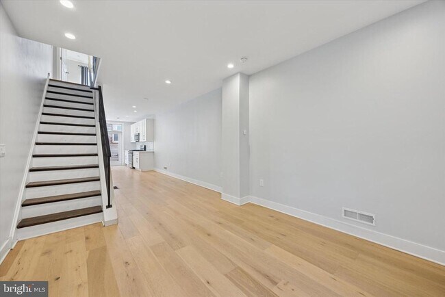 Building Photo - 548 E Hewson St