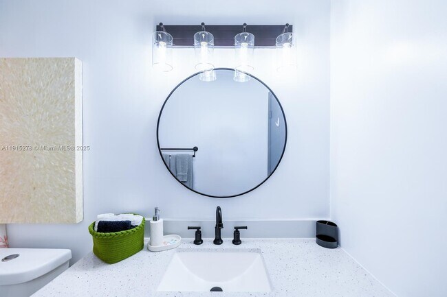 Building Photo - 312 N Luna Ct