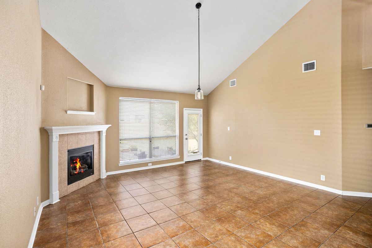 Building Photo - 3415 Highline Tr