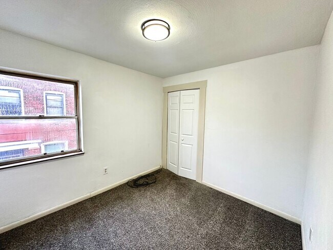 Building Photo - Updated 2 Bed, 1 Bath Home - Convenient Location, Walkable Neighborhood - Available 3/15!