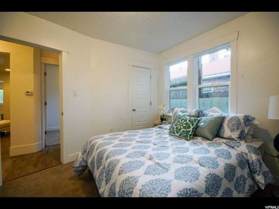 Master bedroom - 2689 Highland Dr