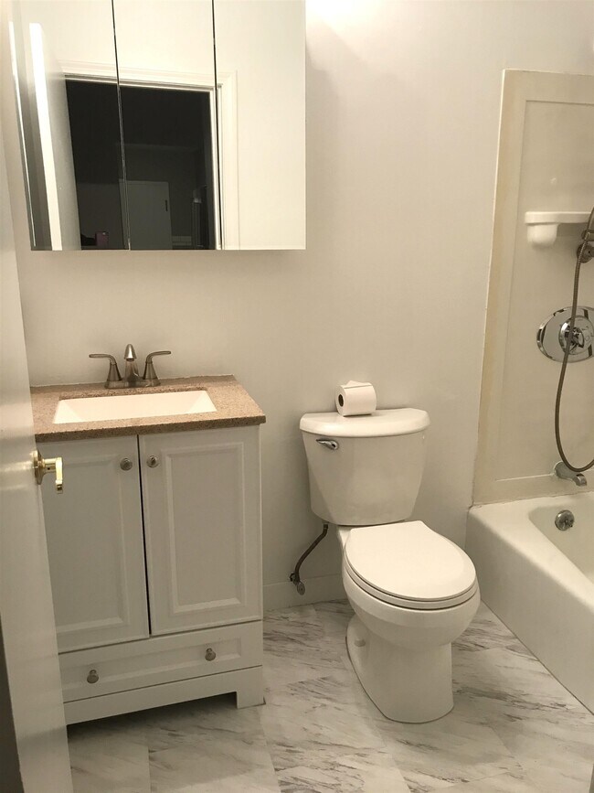 Building Photo - 13 Strawberry Bank Rd