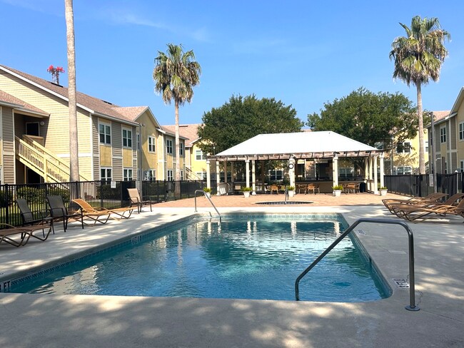 Building Photo - Gated Community, 3/2, Just Minutes to Beach!