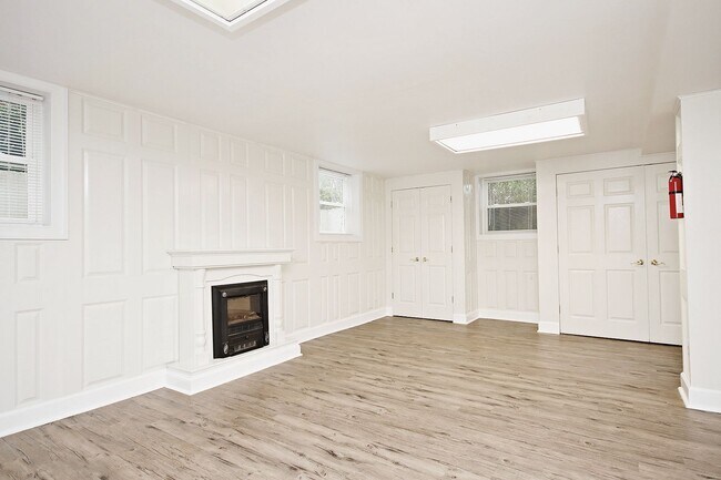 Building Photo - Student-Friendly Home in Desirable Univers...