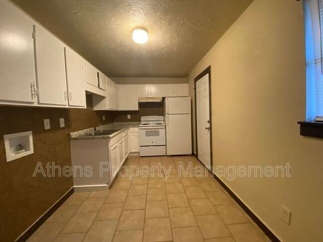 Building Photo - 1033 Alpine Ct