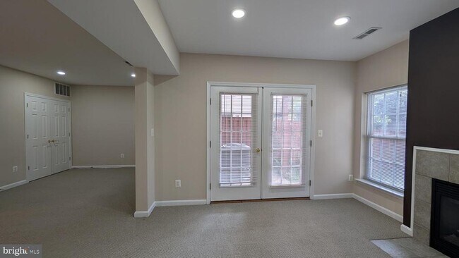Building Photo - 42681 Rolling Rock Square