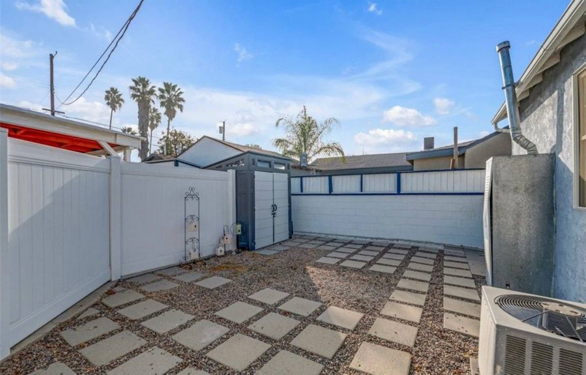 Building Photo - 7418 Farmdale Ave