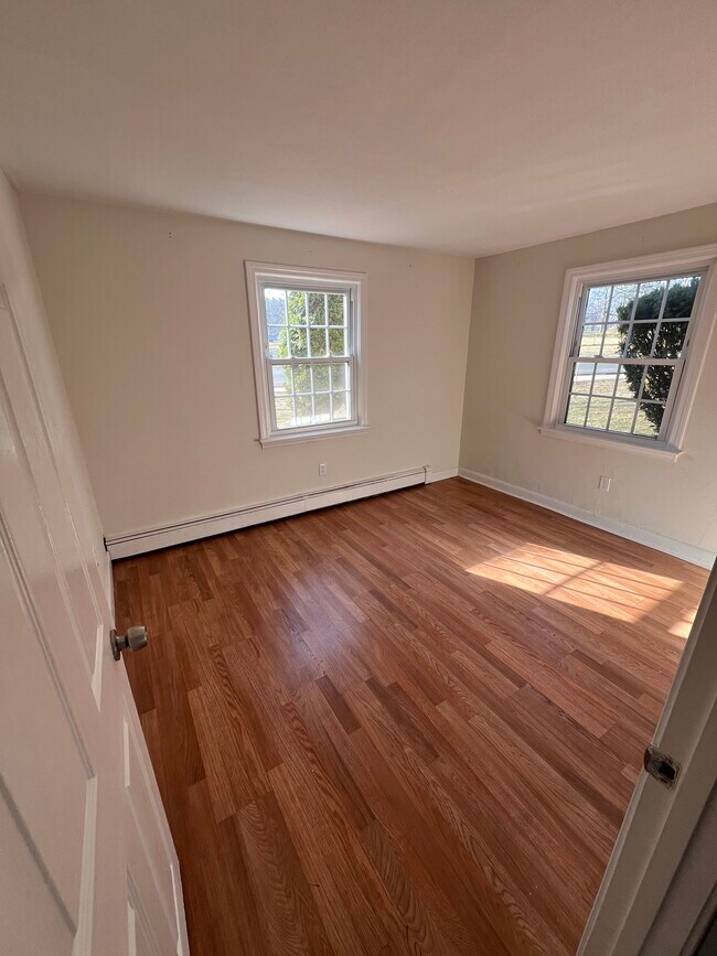 Building Photo - 8 Carriage Hill Rd