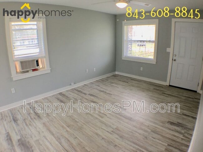 Building Photo - 1556 Kemper Ave