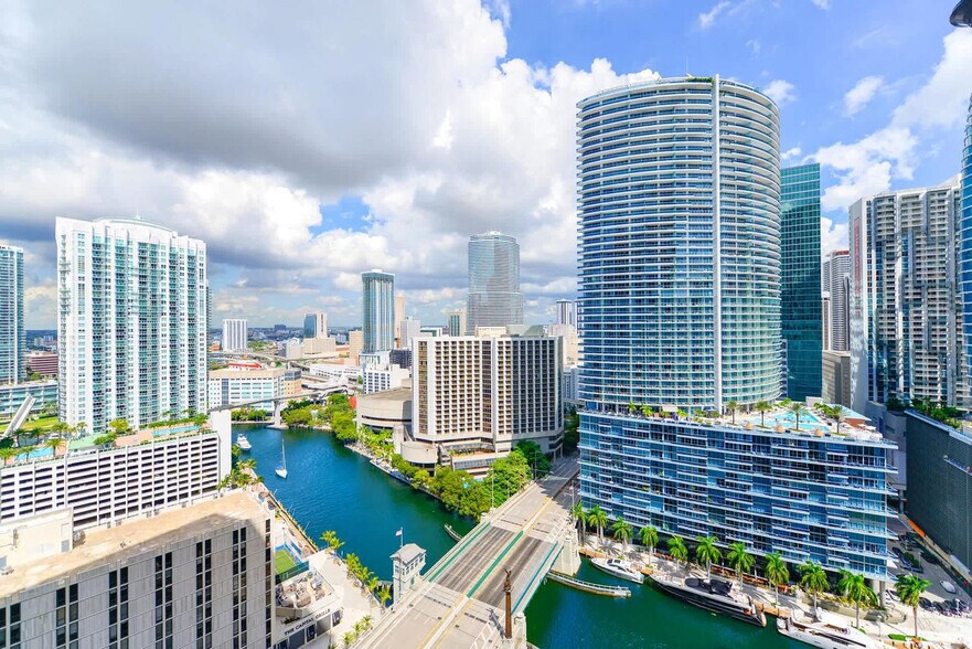 Building Photo - 485 Brickell Ave