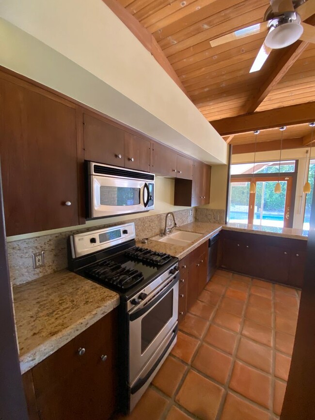 Building Photo - Beautiful 4 Bed / 4 Bath Home with Private Pool in Prestigious La Cañada
