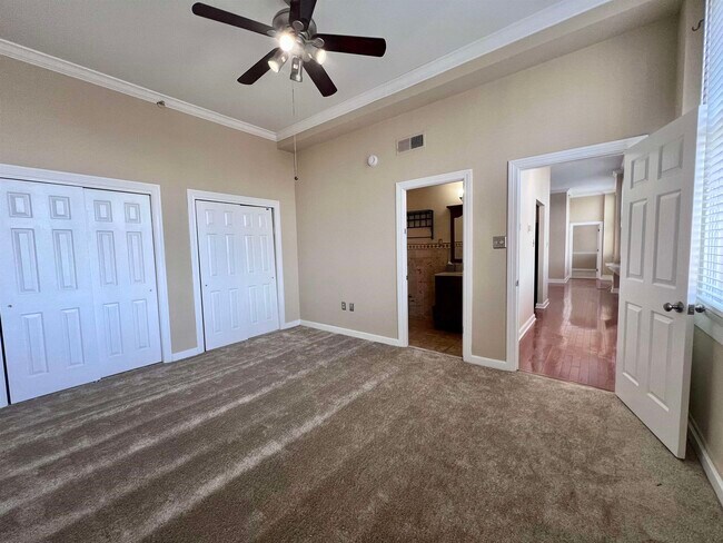 Building Photo - 10 N Main St