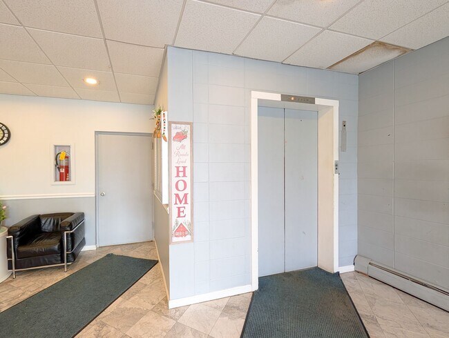 Building Photo - 1043 S York Rd