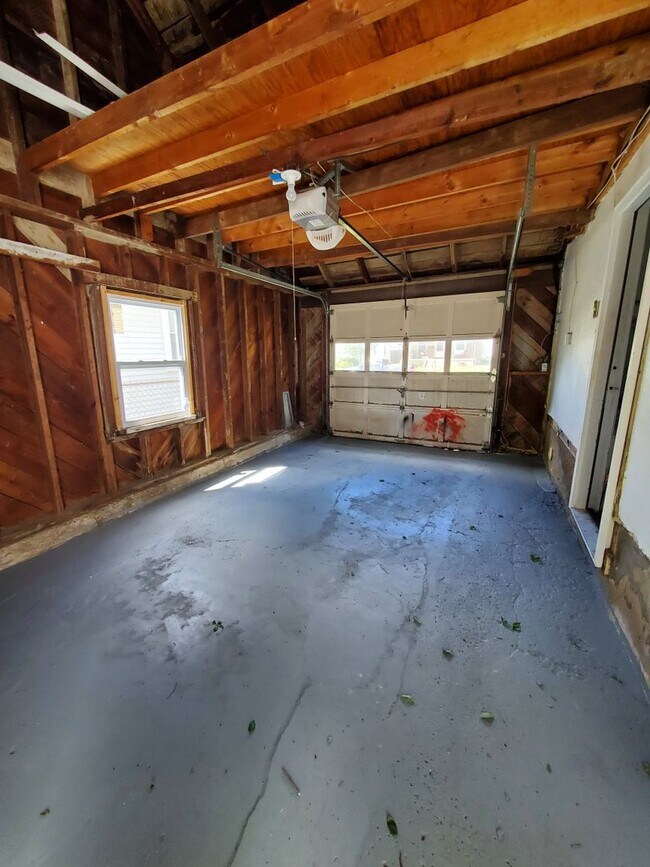 Building Photo - Belmont 2 Bedroom Bungalow