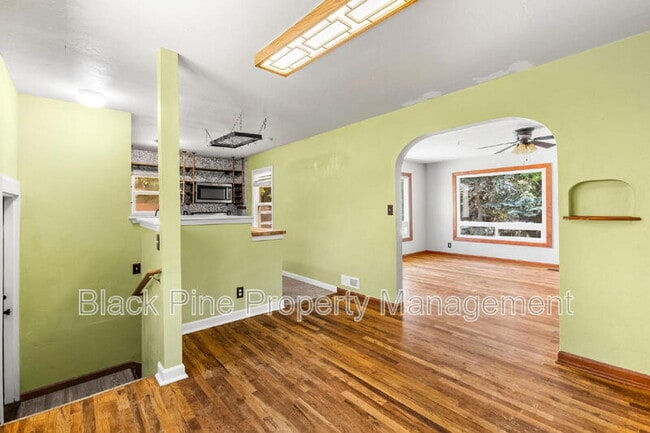 Building Photo - 910 W Orchard Ave