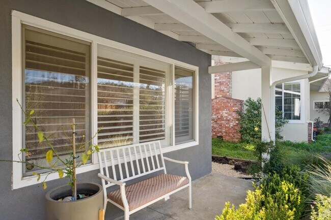 Building Photo - 918 Las Pavadas Ave