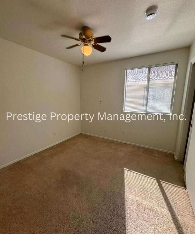 Building Photo - This charming 3+den/2 Bath East Home Is just What You Need!!