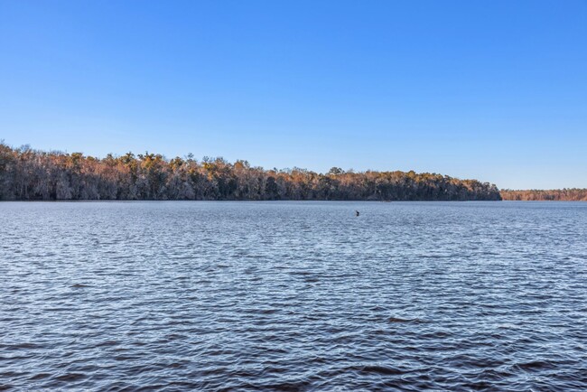 Building Photo - Lake Talquin - LAKEFRONT- Furnished 3 bedr...