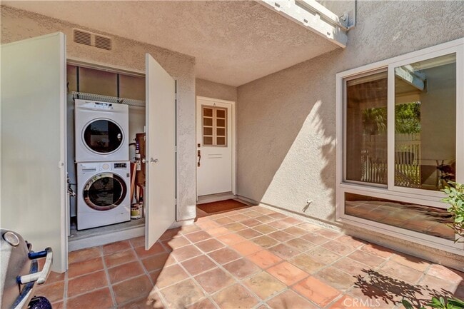 Building Photo - 2156 Via Mariposa E