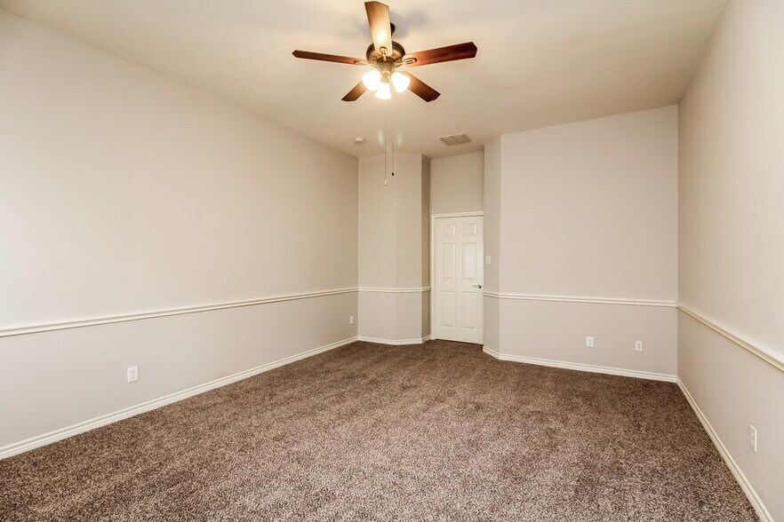 Building Photo - 211 Gatehouse Dr