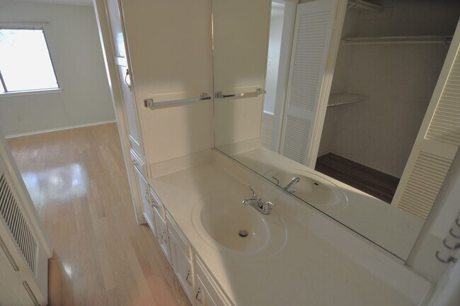 Building Photo - Amazing Hill Country Condo!