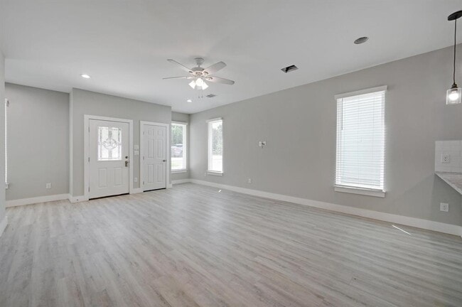 Building Photo - 346 Shady Bluff Dr