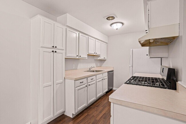 Building Photo - 44417 Savery Dr