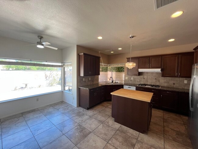 Building Photo - 40180 Eastwood Ln