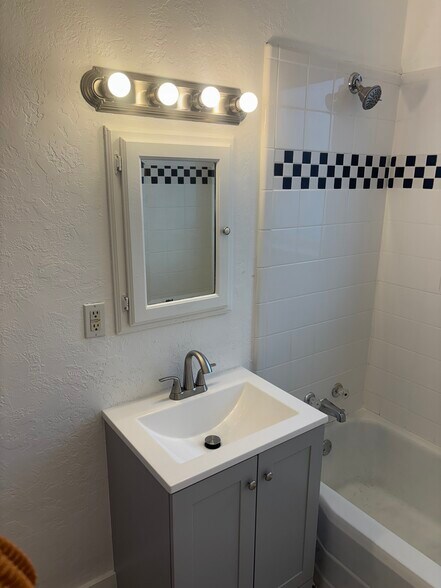 Building Photo - 245 N Main St