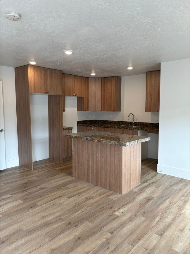 Building Photo - ***MOVE IN SPECIAL***