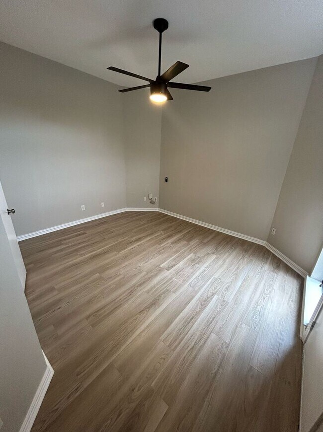 Building Photo - Ready to move in.....Fresh Paint and much more....