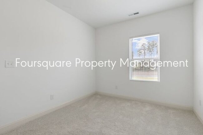 Building Photo - Spacious Townhome with Entry-Level Guest Suite, Washer/ Dryer Included, 2nd floor Balcony & 2-Car...