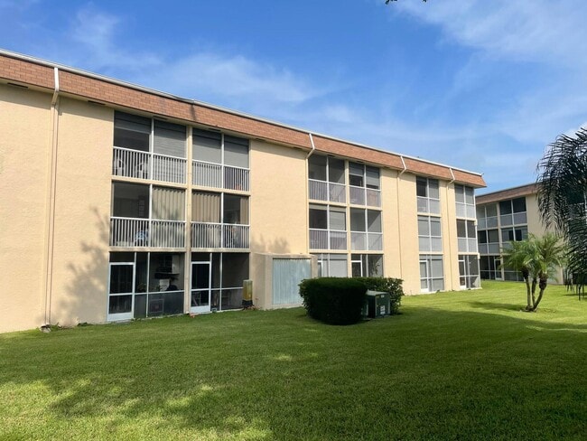 Building Photo - 400 Village Green Cir W