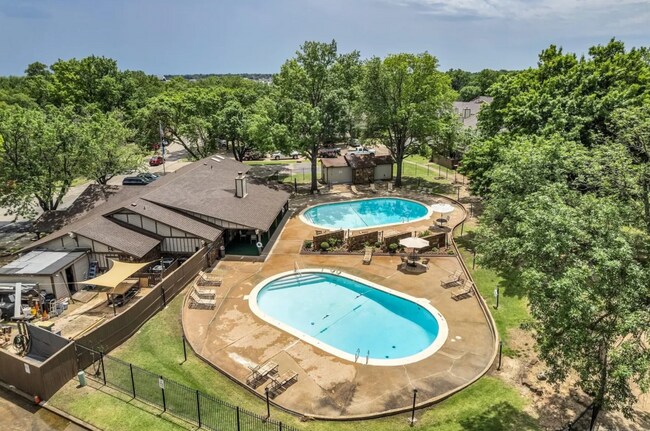 Building Photo - Start your new year in this 2 bedroom, 2.5 bath home located in Shadow Mountain Condominiums!