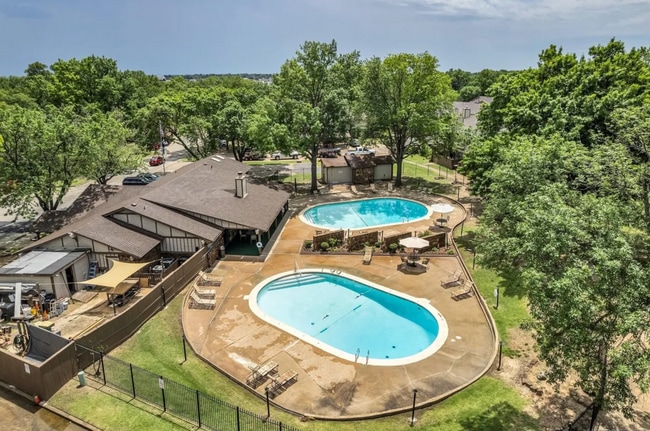 Building Photo - Welcome to this 2 bedroom, 2.5 bath home l...