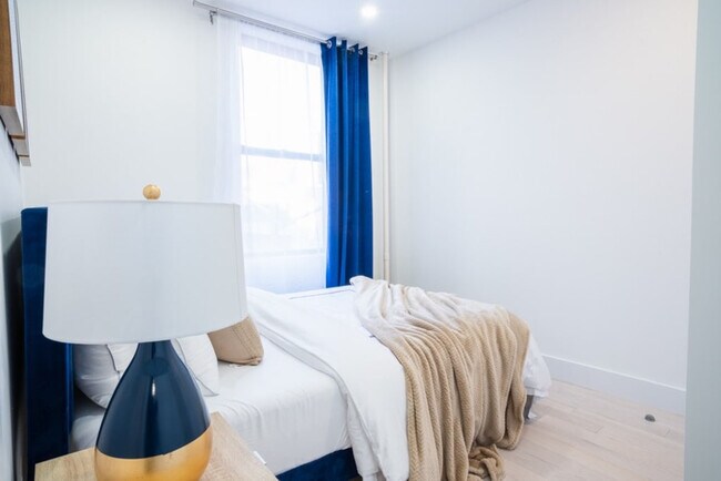 Building Photo - 402 E 11th St