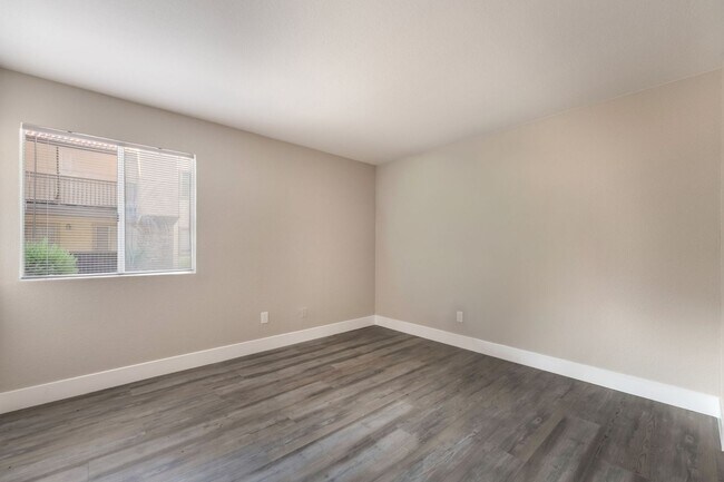 Building Photo - Modern Condo in Guard-Gated Community!