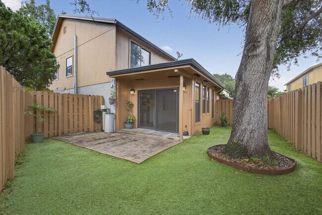 Building Photo - 323 Sandtree Dr