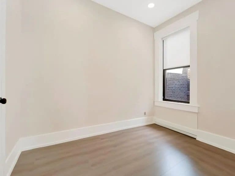 Building Photo - 944 N Damen Ave