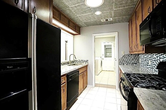 Building Photo - 16 Golf Vw Mnr