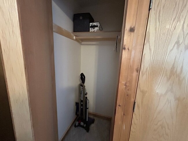 Building Photo - Beautiful Furnished 2 Bedroom Basement Apa...