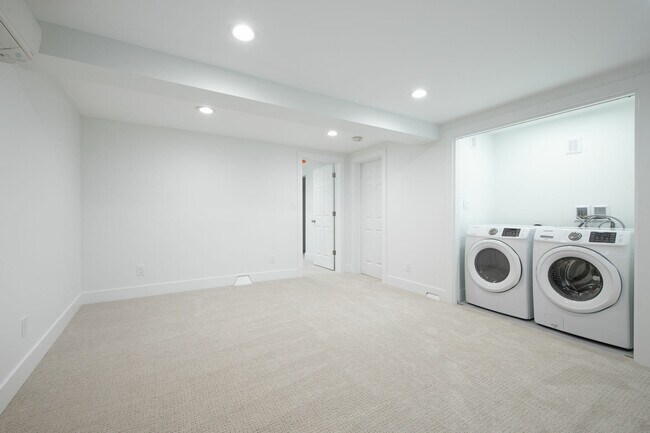 Building Photo - 2527 NE 110th St