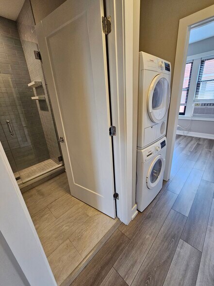 Building Photo - 3931 N Janssen Ave