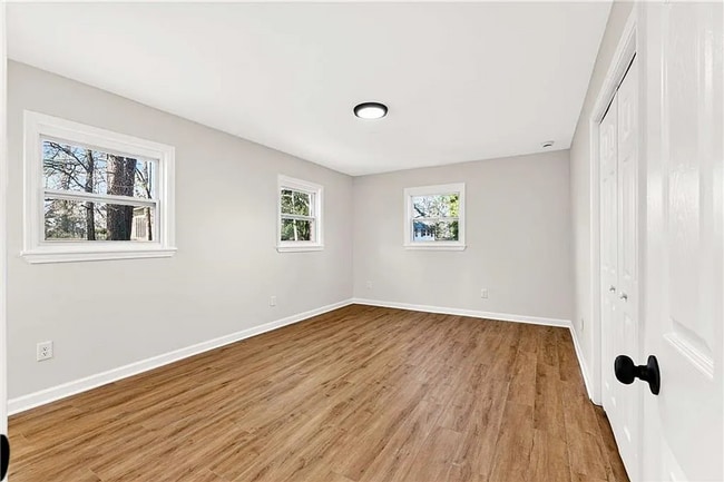 Building Photo - 4 Bed, 3 Bath in Decatur!