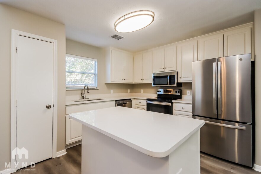 Building Photo - 16376 River Fall Ct