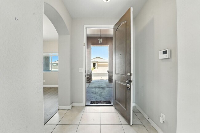 Building Photo - Welcome to this stunning 3-bedroom, 2-bath...