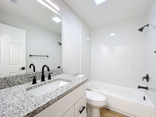 Building Photo - Remodeled Townhouse - Granite Counters, Fe...