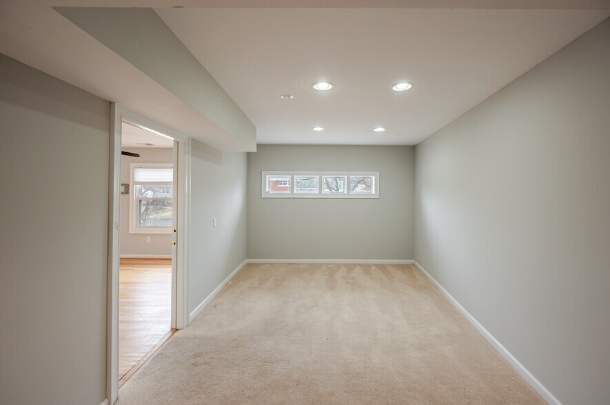 Building Photo - 5806 Flanders St